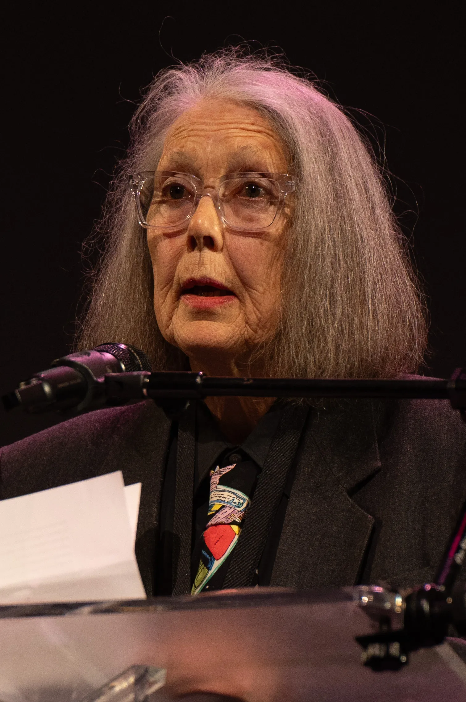 Anne Carson, poeta, en la lectura de finalistas del National Book Awards 2024