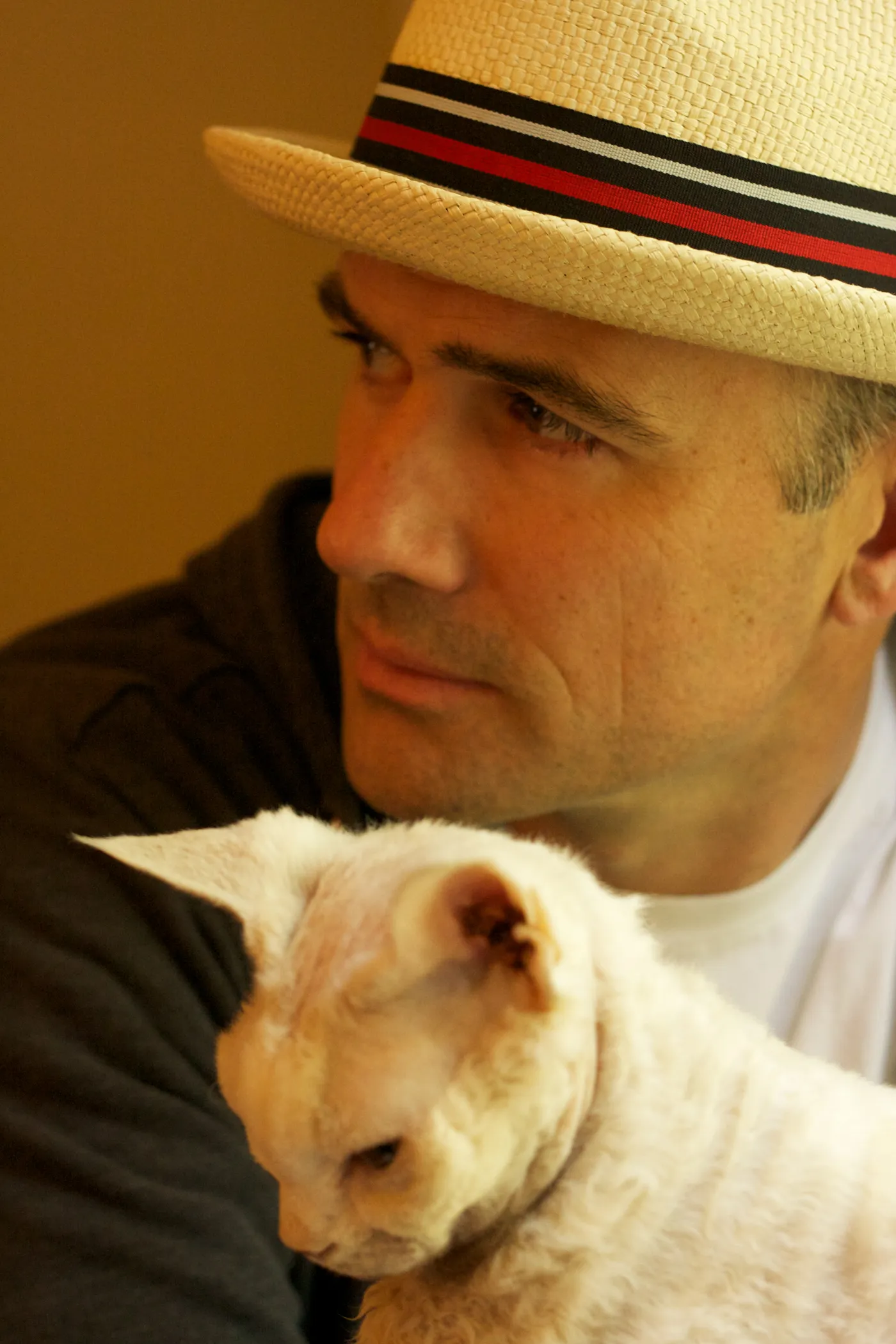 Mark Z. Danielewski con sombrero y gato
