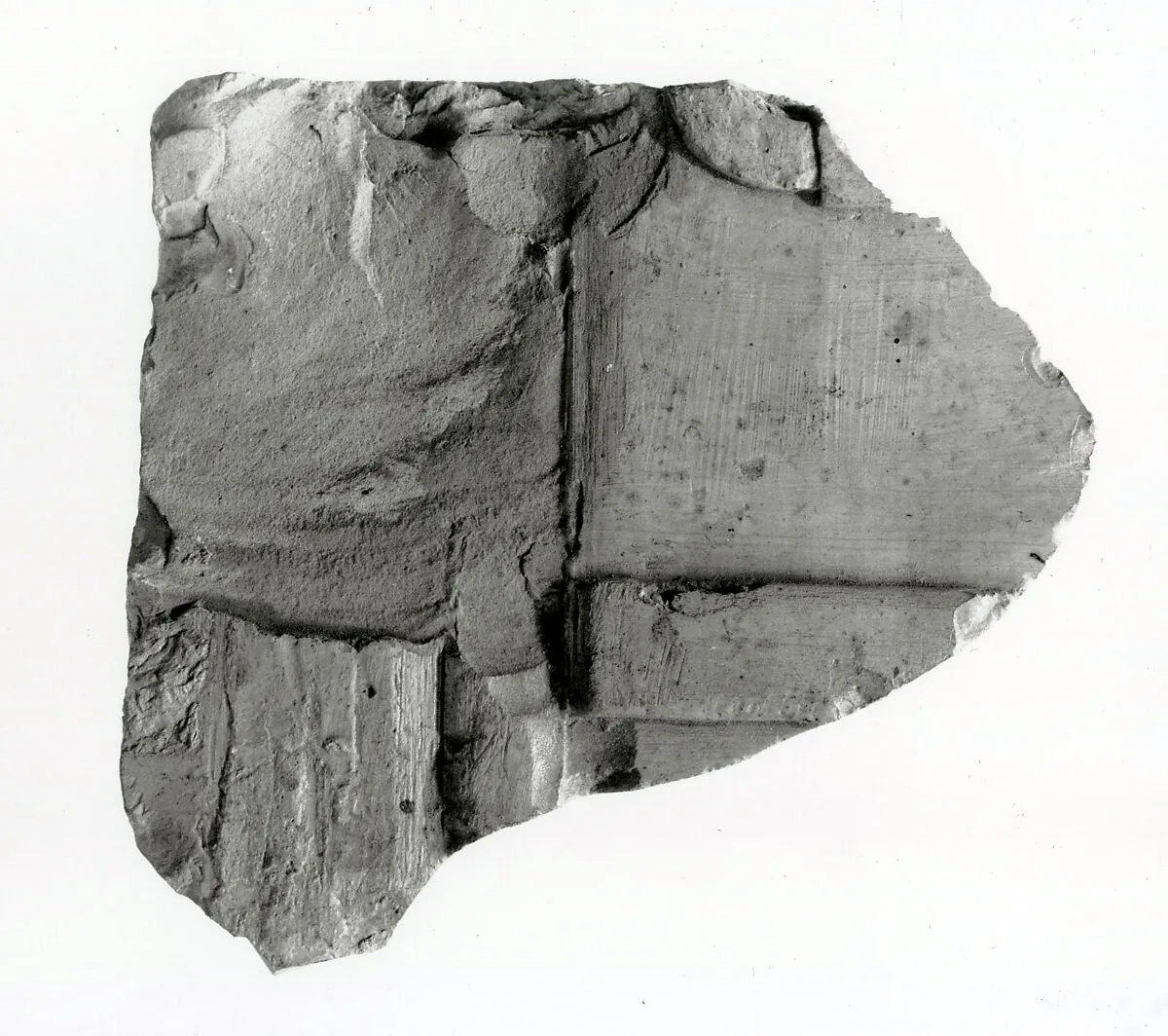 Fragmento de relieve con parte de una inscripción, piedra caliza (664–610 a.C.)